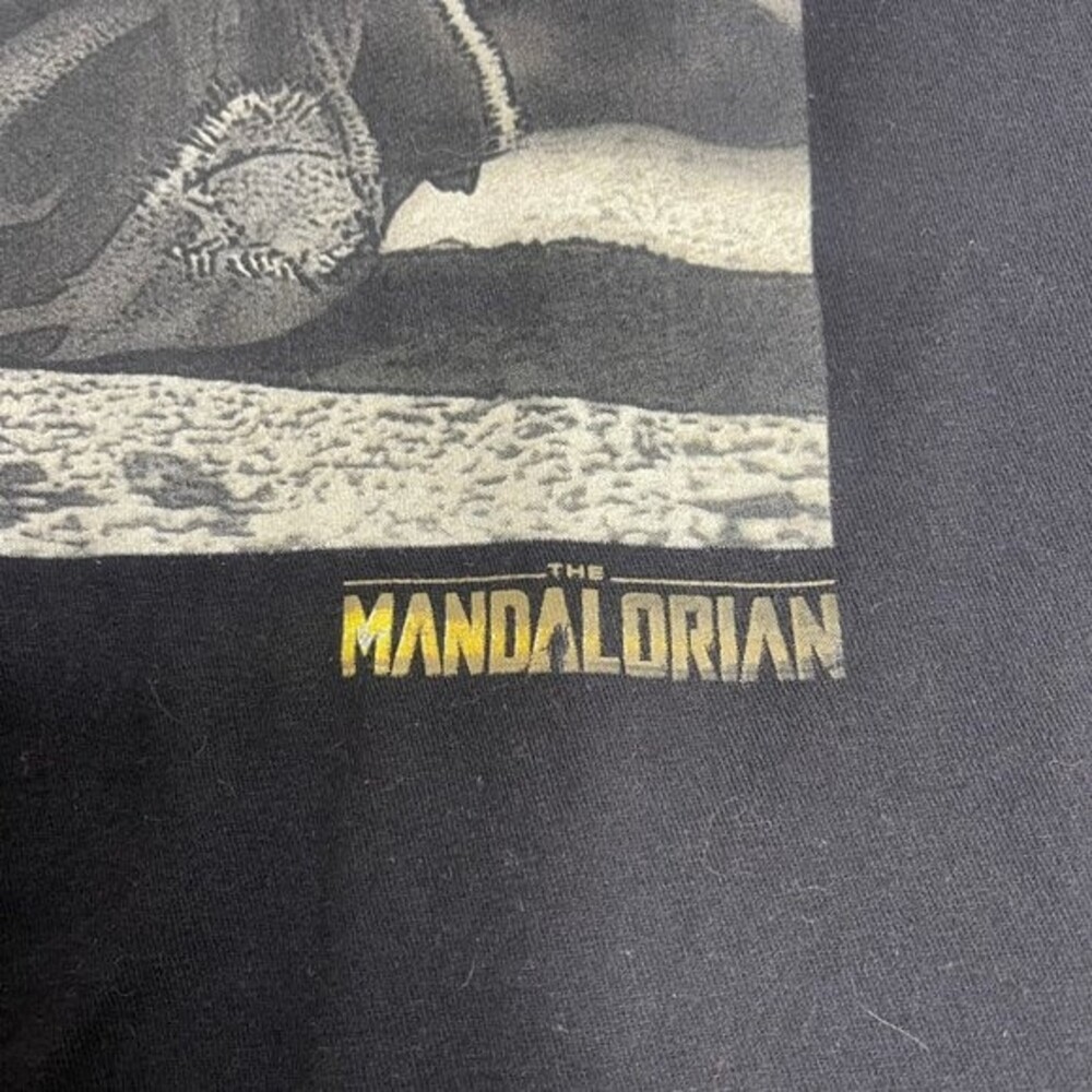 Mandalorian "The Child" Black Baby Yoda T-shirt - Size Small Star Wars - Picture 5 of 10